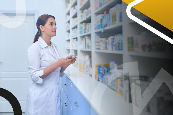 Mujer realizando dispensación de medicamentos.