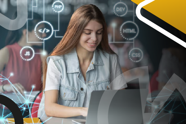 Mujer trabajando con información digital y bases de datos frente a un computador portátil.