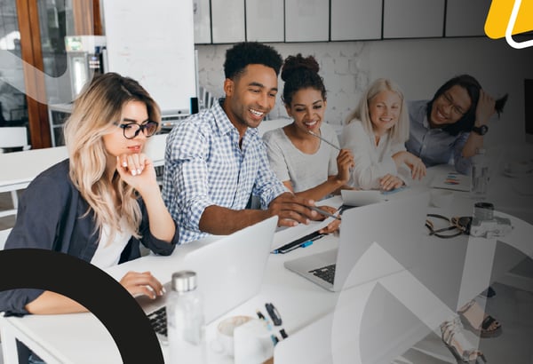 Grupo de personas participa en una sesión de formación y trabajo colaborativo.