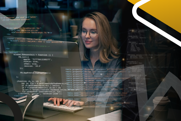 Estudiante realizando actividades de codificación de software en un entorno tecnológico.