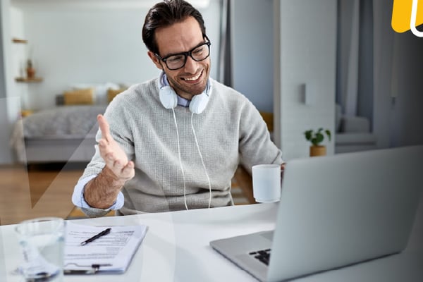 Hombre realizando una solicitud desde su computador portátil.
