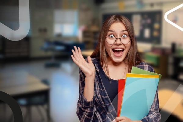 Estudiante sostiene cuadernos con acceso al beneficio Avanza TEC en Tec Alianza.