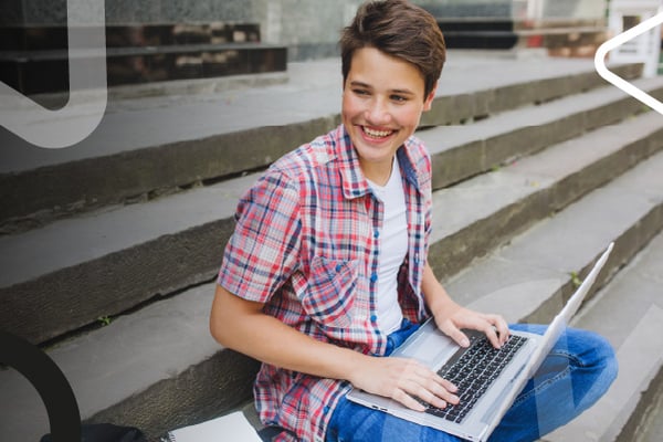 Estudiante con computador representa el beneficio del Pacto Colectivo Colsubsidio en Tec Alianza.
