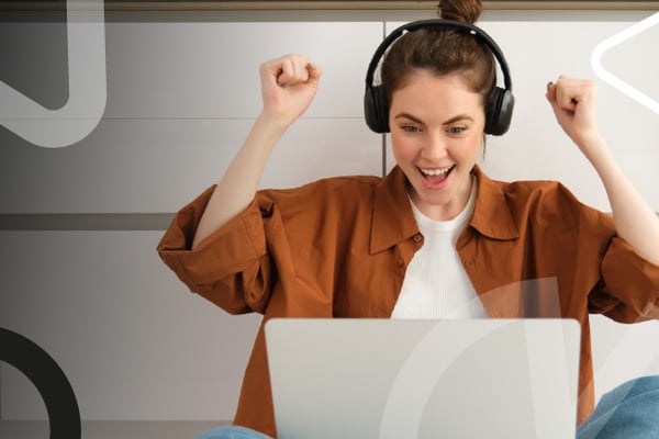 Estudiante frente a pc celebra beneficios de financiación del Fondo de Empleados Colsubsidio.