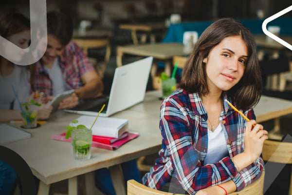 Estudiante en aula con acceso al beneficio Oportunidad TEC de Tec Alianza.