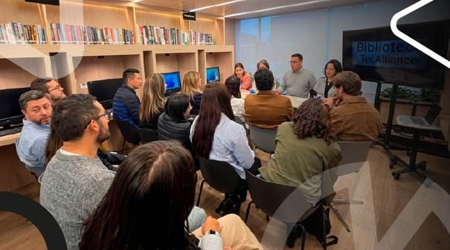 Comunidad de Tec Alianza participa en una jornada académica dentro de la biblioteca de la institución. 