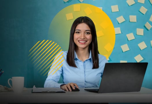 Joven en formación administrativa utilizando portátil en espacio académico