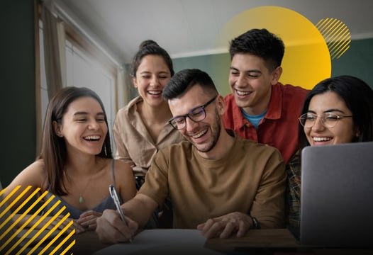 Grupo de etudiantes en formación del Técnico Laboral en Auxiliar Administrativo en aula presencial