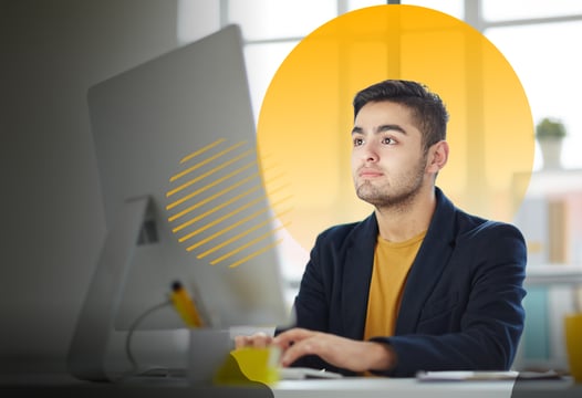 Estudiante de Tec Alianza revisando en pc el programa Técnico Laboral 