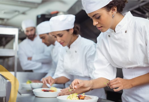 Estudiantes emplatando en cocina de Tec Alianza
