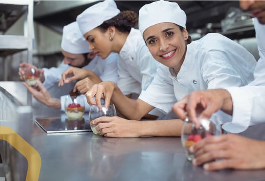 Estudiantes preparan alimentos durante una práctica de cocina.