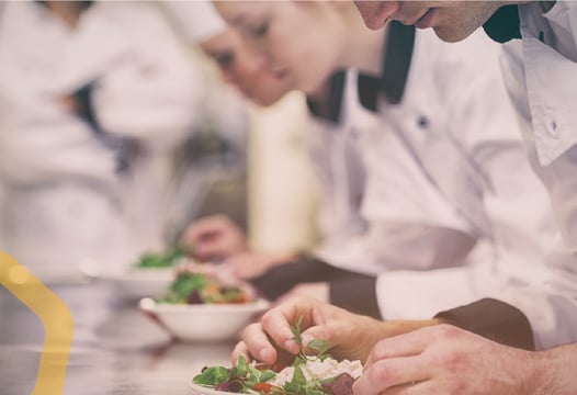 Estudiantes del Técnico Laboral en Cocina de Tec Alianza preparan y presentan alimentos. 