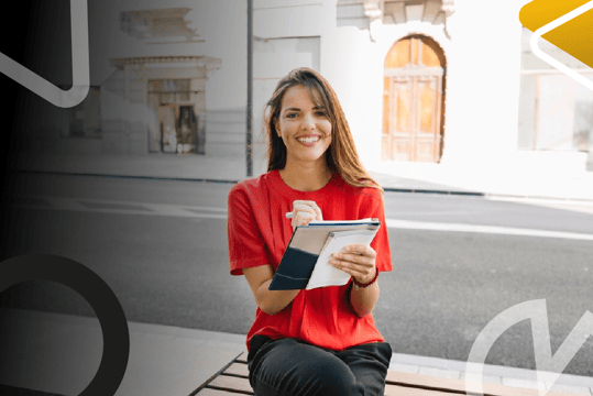 Joven estudiante de Agente de Viajes y Turismo con libreta de trabajo, formación en atención al cliente y servicios turísticos