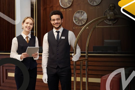 Personal de servicios hoteleros realiza atención a huéspedes y apoyo operativo en recepción de hotel