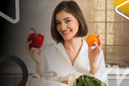 Joven en formación gastronómica manipula ingredientes frescos para preparación de alimentos en cocina