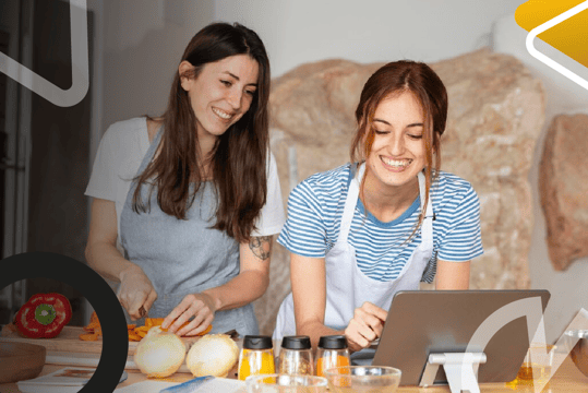 Aprendices de cocina preparan alimentos y consultan recetas durante actividad práctica gastronómica