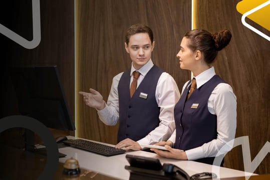 Personal de servicios hoteleros brinda atención al huésped y apoyo operativo en establecimiento de hospedaje