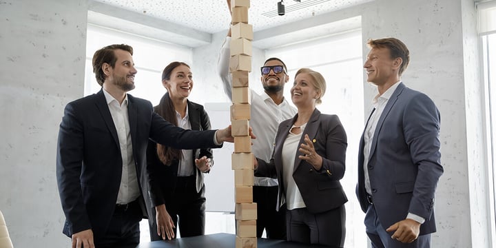 Un grupo de personas apilando cubos en su oficina.