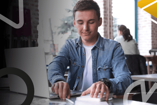 Estudiante trabajando en procesamiento de datos y herramientas digitales desde un computador portátil.
