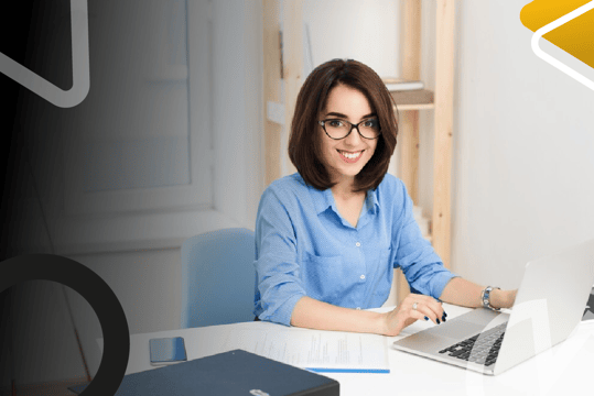 Joven realiza tareas de gestión y organización empresarial