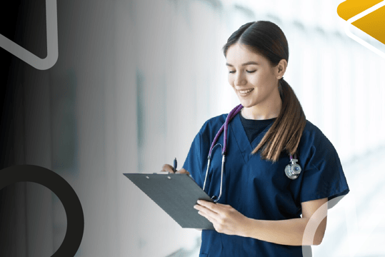 Estudiante del programa Auxiliar en Enfermería registrando información clínica.
