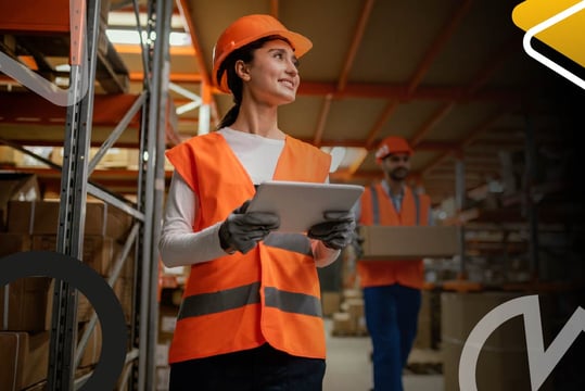 Joven en formación en Seguridad y Salud en el Trabajo realiza inspección en entorno operativo