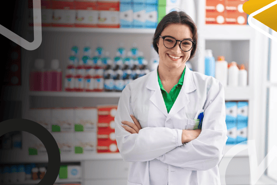 Estudiante fortaleciendo habilidades de atención y apoyo en farmacia y droguería.