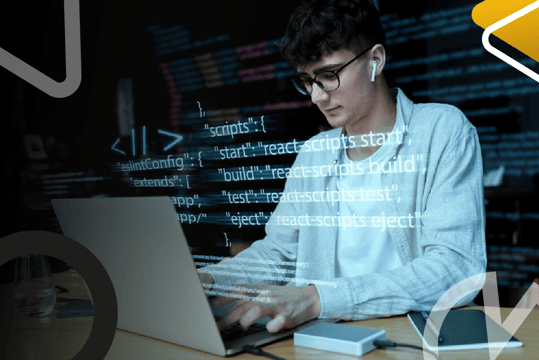 Estudiante de codificación de software desarrollando aplicaciones y programación web desde un computador portátil.