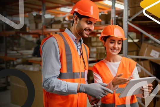 Equipo en formación en Seguridad y Salud en el Trabajo revisa procesos operativos en entorno laboral