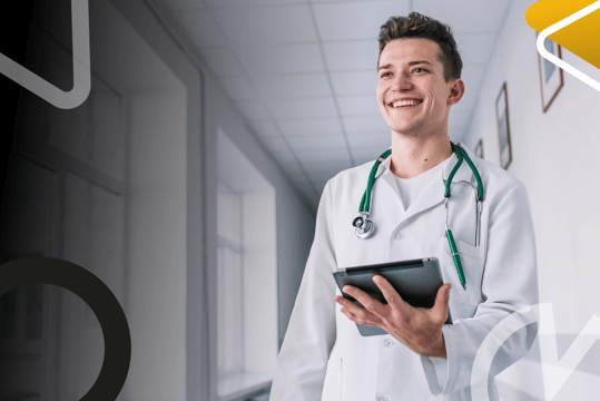 Estudiante de Tec Alianza utilizando herramientas digitales y gestión de información en el sector salud.