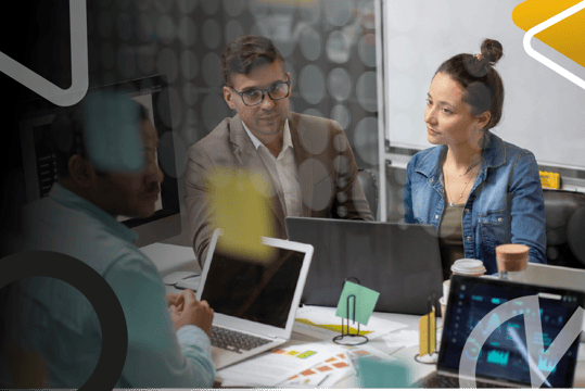 Técnica laboral en procesamiento de datos utilizando herramientas digitales en entorno administrativo y tecnológico.