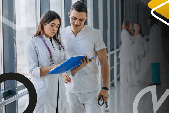 Técnico Auxiliar en Enfermería apoyando a doctora con procesos clínicos.
