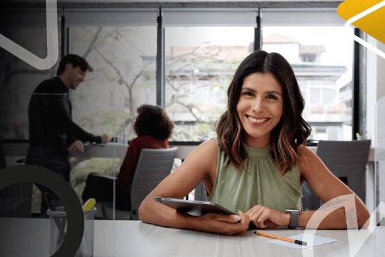 Mujer desarrolla procesos administrativos y servicio interno en entorno corporativo