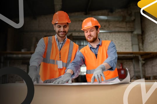 Personal de Seguridad y Salud en el Trabajo revisa procedimientos operativos en entorno industrial