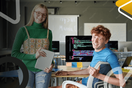 Estudiantes aplicando conocimientos tecnológicos en actividades prácticas relacionadas con el entorno laboral.