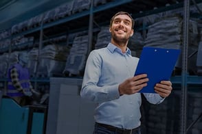 Ingeniero implementando sistemas de gestión de calidad en su empresa.
