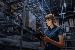Una mujer trabajando en logística nacional e internacional.