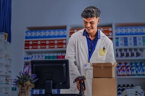 Un joven trabajando en una farmacia gracias a los programas de la CET.