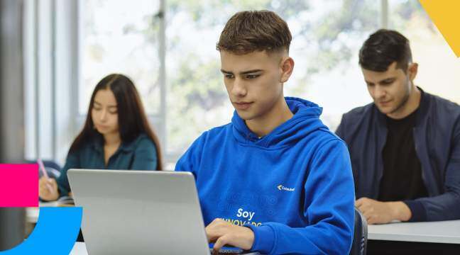 Joven estudiando en CET Colsubsidio