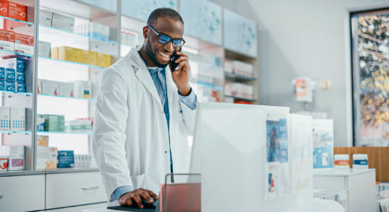 Un joven afroamericano atendiendo una droguería porque cuenta con el título de regencia de farmacia de CET.