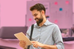 Un hombre, estudiando los programas de CET en su tablet.