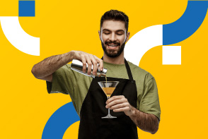 Un hombre preparando un coctel gracias a los cursos de CET.