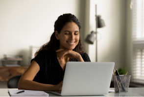 Una mujer, tomando su curso big data con power bi