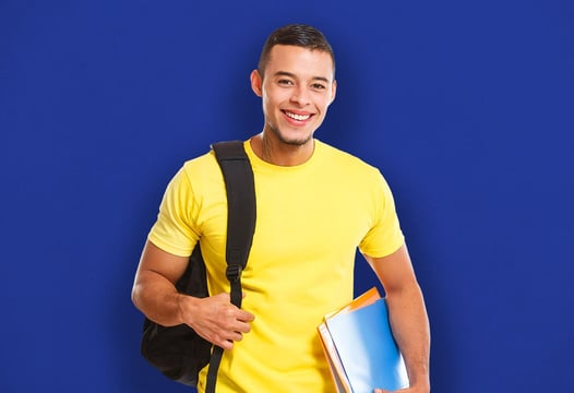 Un hombre joven preparado para estudiar los programas de CET.