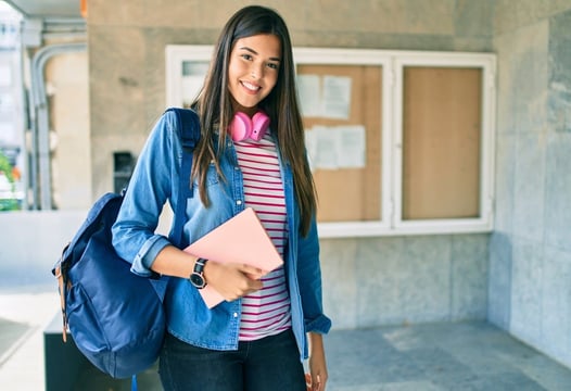 Mujer joven sosteniendo su agenda de apuntes sobre Semillero CET - Konecta.