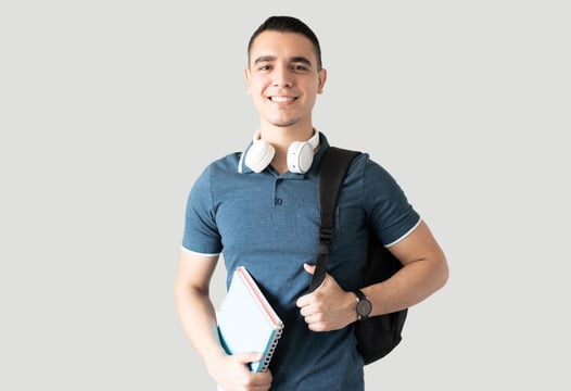 Hombre joven sosteniendo su agenda de apuntes sobre Semillero CET - Konecta.