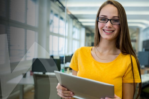 Estudiante con tableta en banner de consulta del calendario académico de Tec Alianza.