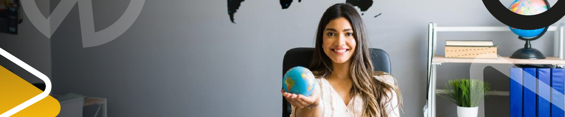 Estudiante de Agente de Viajes y Turismo con globo terráqueo, preparación para el sector turístico y de viajes