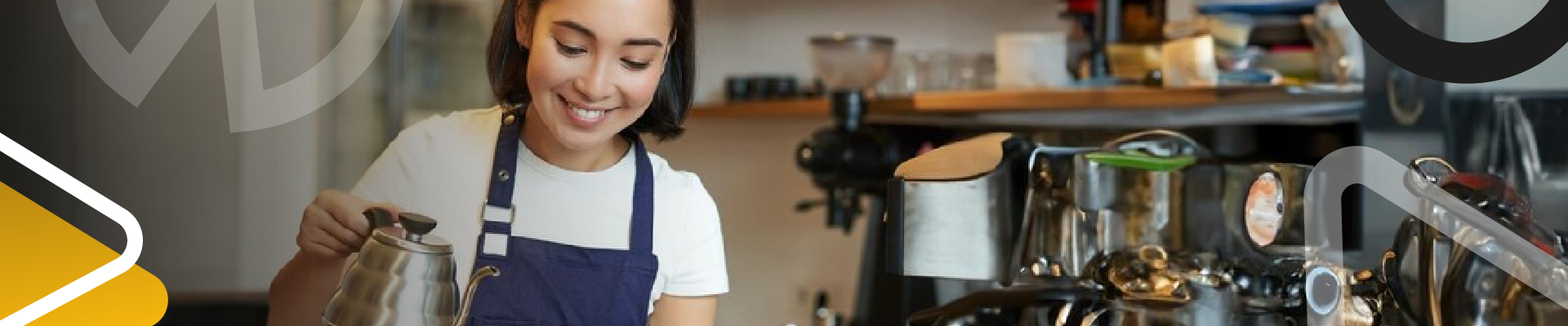 Estudiante de cocina realiza preparación de alimentos y bebidas en entorno gastronómico profesional
