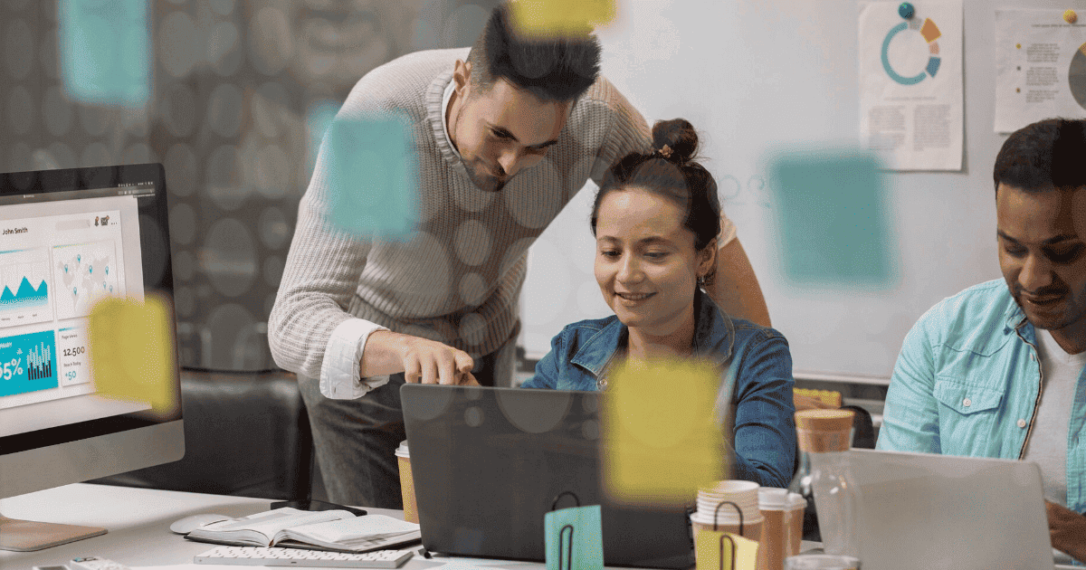 Estudiantes trabajan en equipo frente a computadores usando herramientas digitales para organizar actividades y gestionar proyectos académicos.